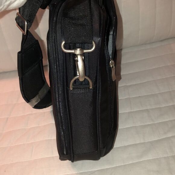 Dell Tech Padded Laptop Travel Bag with a Crossbody Strap - Picture 4 of 13